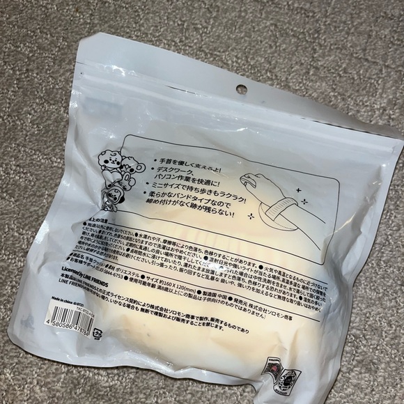 Bt21 Chimmy Wrist Cusion - Picture 2 of 2